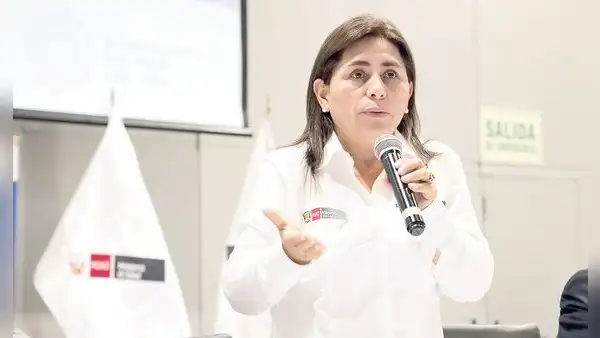 Federación Médica Peruana critica que ministra de Salud salga del país en plena emergencia