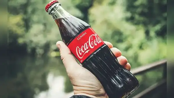 ¿La gaseosa sabe mejor en botella de vidrio que en una de plástico? Aquí la respuesta