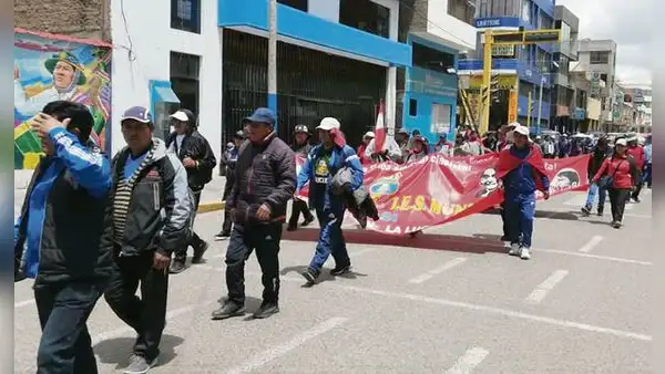 Con bloqueos y movilización retoman paro en la región Puno