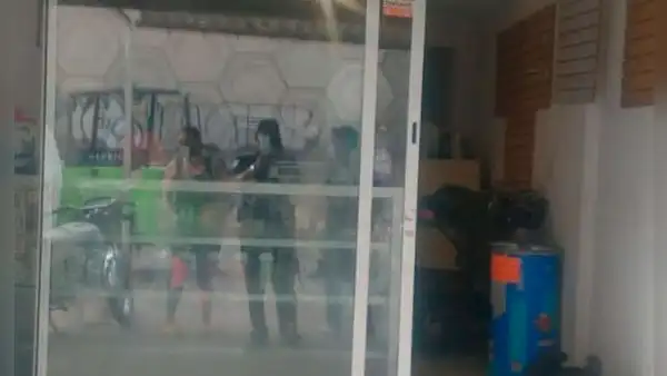Vieron salir gusanos de un local, llamaron a la Policía y hallaron una escena de terror: “Olor fétido”