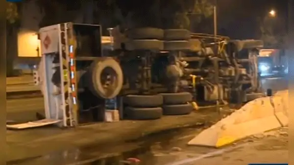 Cisterna de gas se despistó en la Panamericana Sur y generó congestión vehicular