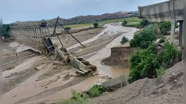Puente construido hace más de 100 años se derrumba producto de las intensas lluvias en Áncash