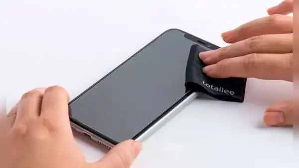 ¿Cómo cambiar tú mismo la mica de tu teléfono sin que queden molestas burbujas?