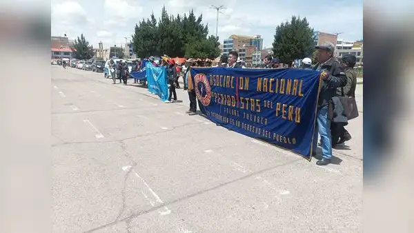 Gremios de periodistas realizan plantón por la libertad de información en Puno