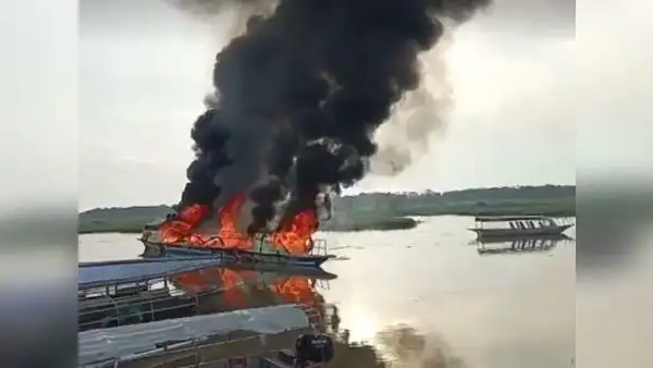 Reportan incendio de embarcación que trasladaba material educativo en Loreto