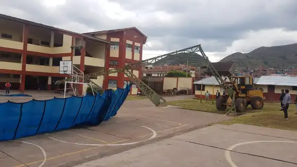 Colapso de estructura metálica de colegio cusqueño pudo terminar en tragedia