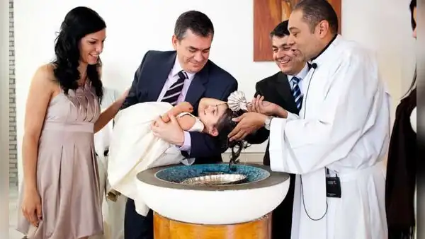 ¿Qué rol tiene un padrino o madrina de bautizo y por qué se ha suspendido su presencia en este rito?