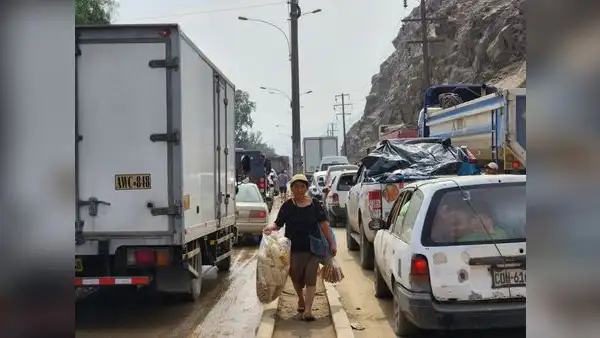 Tráfico en carretera Central: personas caminan por vías porque autos permanecen parados por una hora