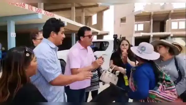 ¡Pierde los papeles! Congresista Edwin Martínez se enfrenta con palabras soeces a manifestantes en Arequipa
