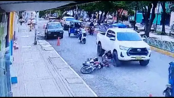 Ucayali: motociclista pierde control de su vehículo y su brazo quedó atrapado debajo de camioneta