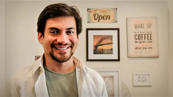 Emanuel Soriano: ¿quién es fuera de sus personajes y cómo ejerció su profesión de comunicador?