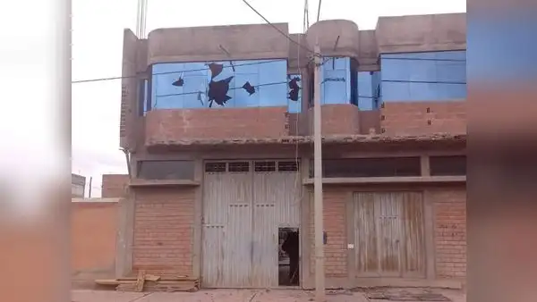 Casa de los dueños de un perro que mordió a 2 personas terminó apedreada en Juliaca