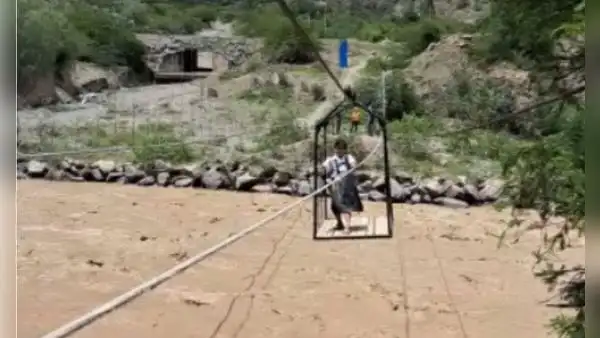 Niña cruza en huaro el río Huancabamba para llegar a su escuela en Jaén: “Es un ejemplo”