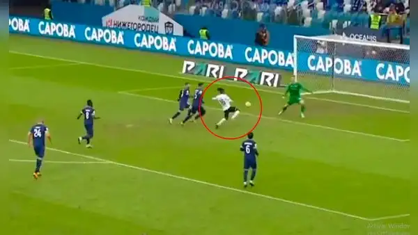 Yordy Reyna aguantó a 2 defensas y definió de gran forma para anotar su primer gol en Rusia