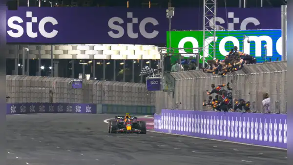 ¡'El rey de los callejeros'! Así fue la llegada de 'Checo' Pérez para el triunfo en Arabia Saudita