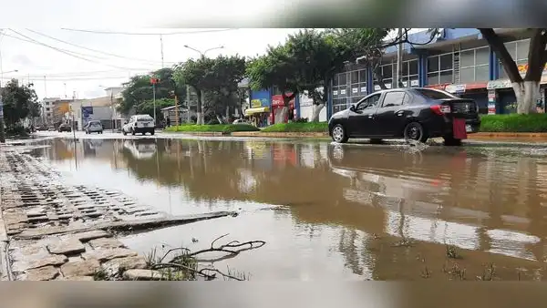 Calles de Chiclayo destruidas tras el colapso del alcantarillado
