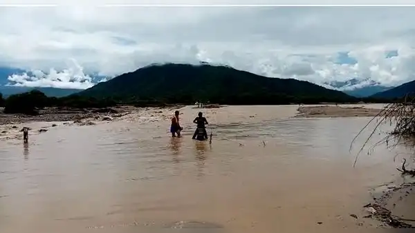 Hombre quedó atrapado con su moto al cruzar caudaloso río en Piura
