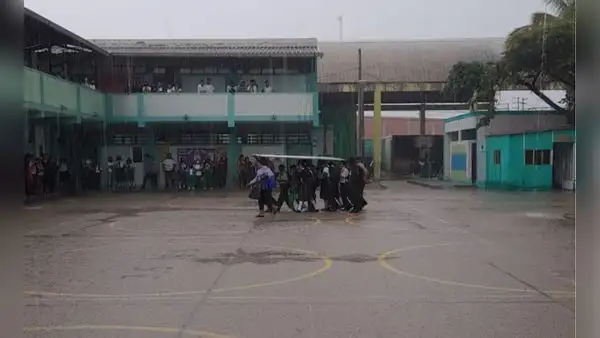 Escolares utilizan madera como paraguas para protegerse debido a lluvias en Piura