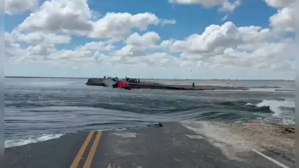 Río Piura avanza y destruye parte de la carretera Bayóvar-Chiclayo
