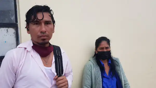Madre e hijo denuncian agresión por supuesto policía al que le pidieron no miccionar en la calle