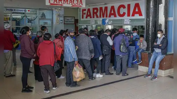 Pacientes de hospital General en Arequipa pagan medicinas