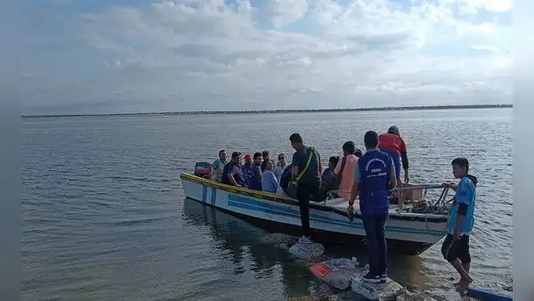 Piura: tras destrucción de carretera, pobladores cruzan a Bayóvar en lanchas