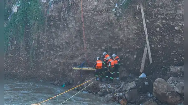 Hallan cuerpo de mujer que cayó junto a su hijo al río Rímac tras colapso de su vivienda