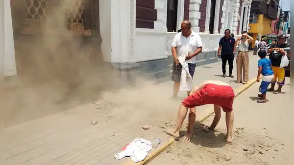 Tiran tierra en frontis de Municipalidad de Trujillo por la falta de limpieza tras huaico