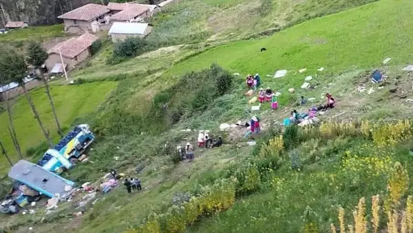 Bus que retornaba de Lima a Áncash cae a barranco y deja 5 fallecidos y varios heridos