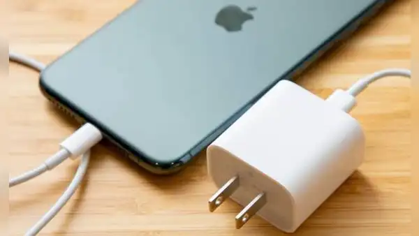 ¿Por qué cada vez más teléfonos vienen sin cargador ni auriculares en la caja?
