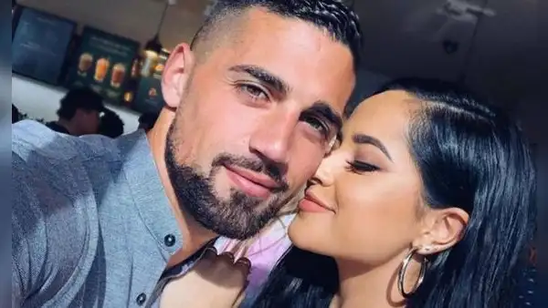 Novio de Becky G le habría sido infiel a la cantante a pocos meses de casarse