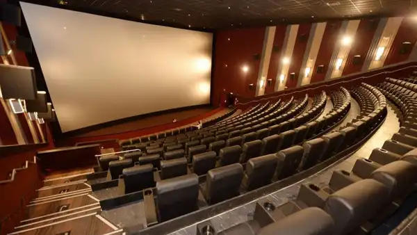 ¿Cuál es el mejor asiento en una sala de cine, según los expertos?