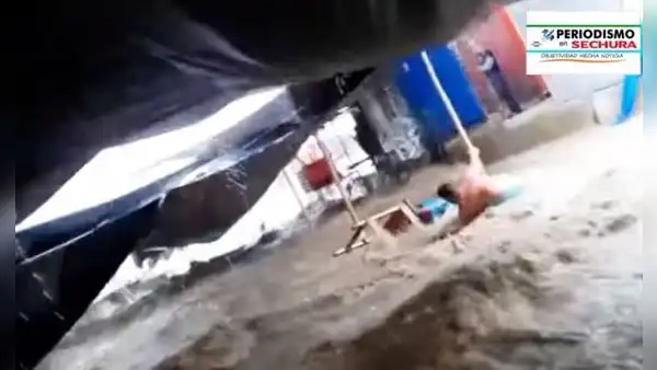 Hombre se salva de morir arrastrado durante inundación en mercado de Piura