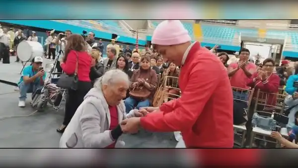 ¡Ni los años la detienen! Mujer de 103 años zapatea en premiación del carnaval en Cajamarca