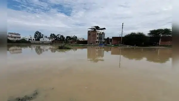 Tras intensas lluvias, aguas del dren de Petroperú inundan asentamientos en Piura
