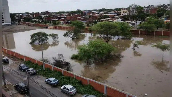 Vecinos en Piura denuncian foco infeccioso tras caída del cerco perimétrico de la UPAO