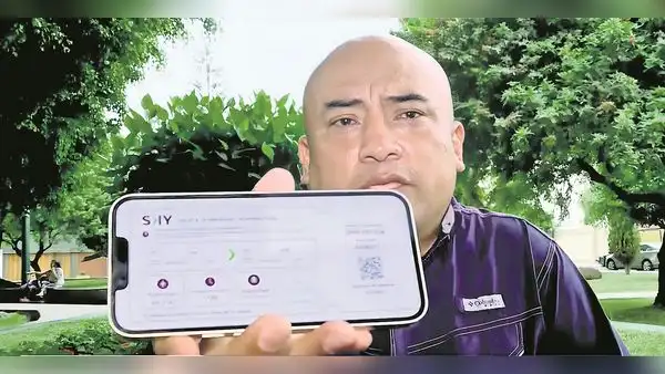 Henry Shimabukuro muestra el pasaje que le compró a Dina Boluarte