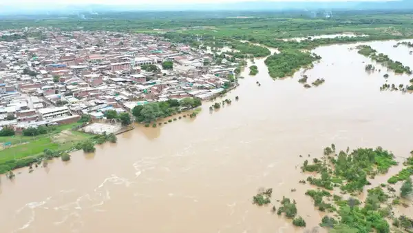 Desborde de río Piura derribó dos alimentadores de media tensión