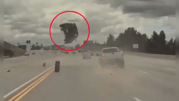Momento en que auto vuela por los aires tras ser impactado por una llanta que salió de camioneta
