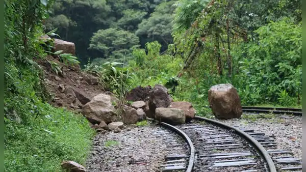 Alertan bloqueo en vía férrea hacia Machu Picchu tras deslizamientos en Cusco