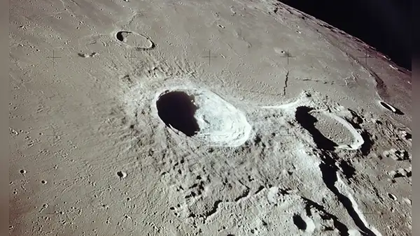 Científicos chinos encuentran en la Luna una reserva de agua de 270.000 millones de toneladas