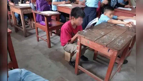 Niños reciben clases sentados sobre ladrillos en colegio de Loreto