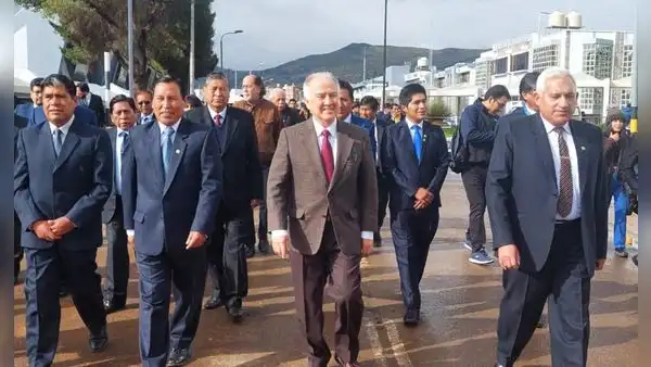 Rector de la UNI confirma que será candidato, pero no de vientre de alquiler