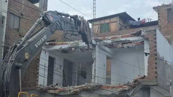 SJL: demuelen casa de 2 pisos construida en medio de la pista hace más de 10 años
