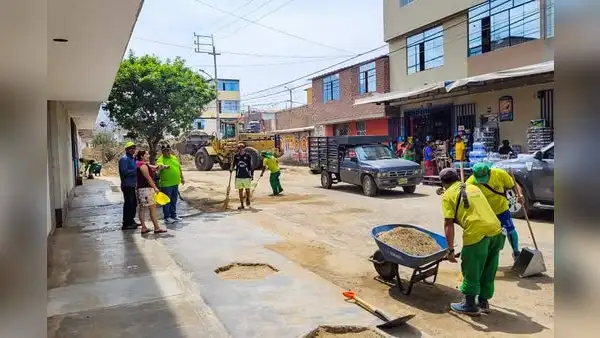 Trujillo: vecinos limpian sus calles destruidas por las lluvias en el distrito de La Esperanza