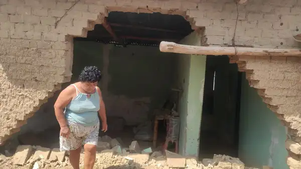 Talara se inunda con fuerte lluvia y deslizamientos afectan viviendas