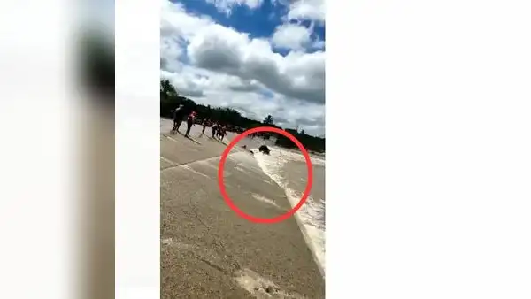 Piura: 3 personas se salvan de morir tras voltearse cámara inflable en la que cruzaban una quebrada