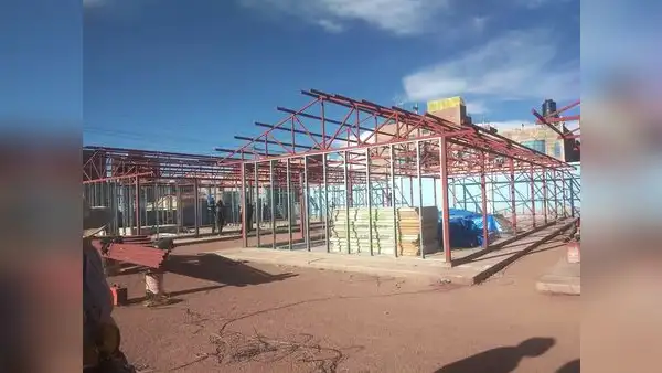 Niños se salvan de morir aplastados tras caída del techo de su colegio en Iquitos