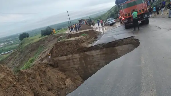 Precipitaciones torrenciales inundan viviendas y aíslan distritos en Piura