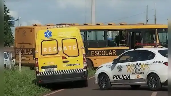 Adolescente tuvo que conducir autobús escolar luego de que chofer sufrió un infarto